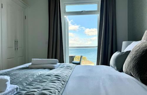 Luxury Sea View Apartment with Multi Room Balcony And Private Onsite Parking Only 300M From the Beach - Foto 15