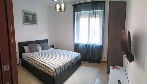 Central Milano 2-Room Apartment with Balcony - Photo 2