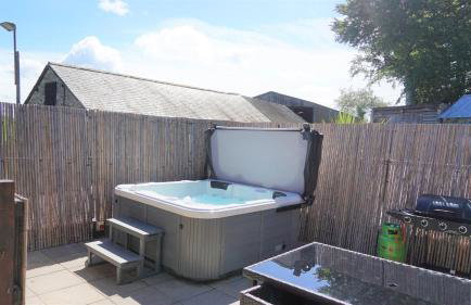 Shepherd's Watch Cottage - 5* Cyfie Farm with private hot tub - Foto 2