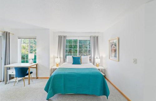 Cannon beach vibes, steps to the beach,WIFI,3 full bedroom en suites with 3 fireplaces,Near Downtown - Photo 26