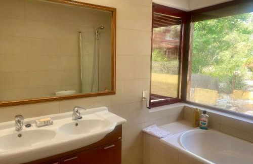 Chalet con piscina vistas y salida a parque natural - Foto 10