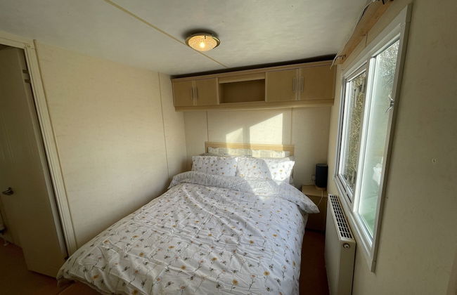 Captivating 2-bed Static Caravan in Holyhead - Photo 7