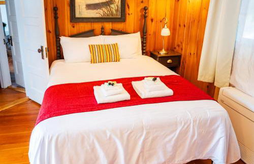 Cottage 5-6 - 2 Bedroom 1 Bath End Unit with Kitchenette Private Courtyard Pet Friendly fee applies - Photo 4