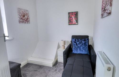 Vibrant 3BR Getaway Sleeps 6 Exclusive Offer - Photo 23