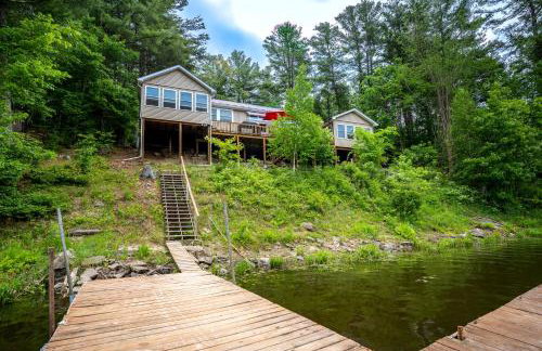 Spacious 5 Bedroom Cabin with Riverview & Black Lake Access - Foto 1