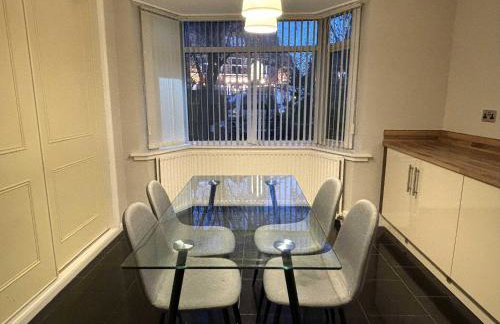 Large Home near Edgbaston Stadium, UOB & QE hospital sleeps 6 - Foto 13