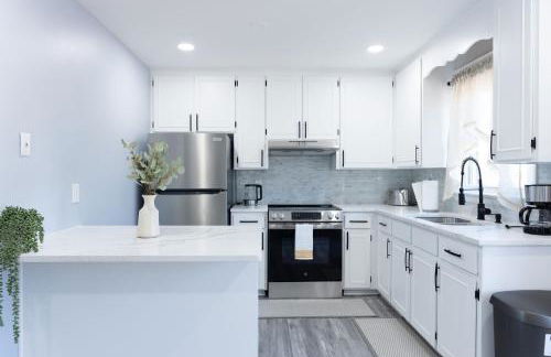 Charming 3BR Home With a Deck and Yard - Photo 2