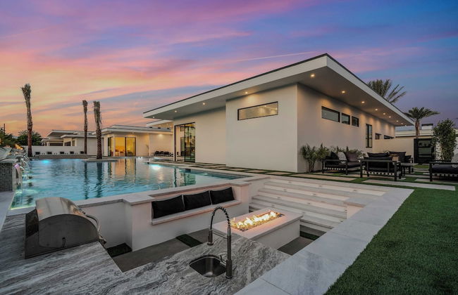 Fine Luxe Retreat w/ Pool & Hot Tub Bravo Villa #15 by Avantstay - Photo 25