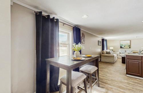 Close to Lake George! Couples Retreat with Pool - Foto 7