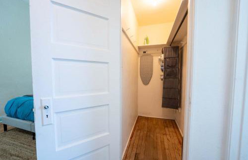 Breezy 1BR Retreat Walk to UofA and Spring Fun - Foto 33