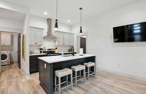 Brand New Cool Comfy Lawrence Retreat Duplex - Photo 17