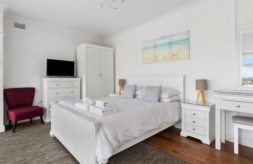 Stunning Property Seaviews, Private Pool & Parking - Photo 16