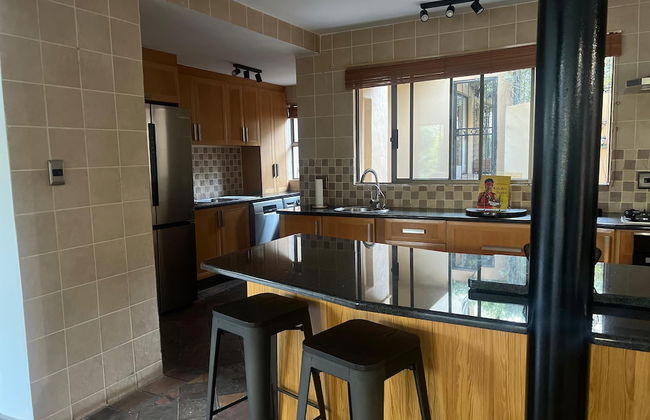 Bryanston Luxurious 4-Bed Villa - Photo 9