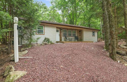 Whiskey Pines Retreat! Single Level Home, Outdoor Firepit, AC, BBQ! Sleeps 9 in Lake Harmony! - Foto 39