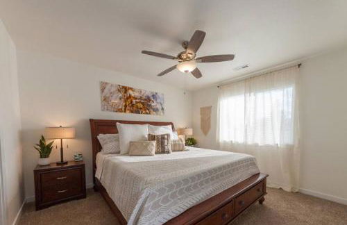 Modern Decor & Style KING bed Wifi with Garage - Foto 3