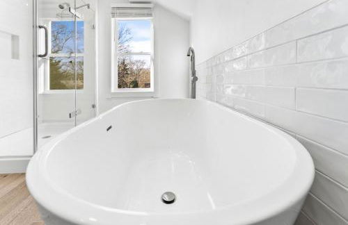 Family Getaway Walkable to Town - Foto 36