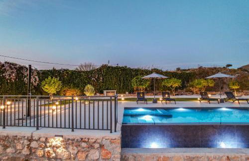 Villa Recluso-3 bd luxury country villa, huge heated pool with hydromassage, individual bbq & large yard, mountain view - Photo 6