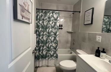 Spacious 6 Bedroom Home with NYC Access & Parking! - Foto 34