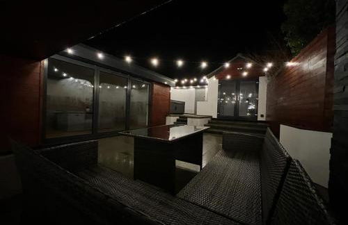 Modern upside down property with hot tub - Foto 3