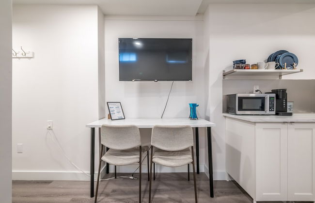 Spacious Newly Renovated 1 Bedroom Suite - Photo 9