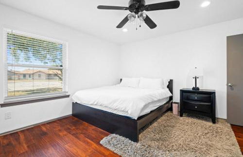 Spacious 4BR w Fenced Yard - Foto 16