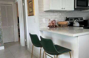 Jungle Cottage with luxury pool, hot tub and more! - Photo 30