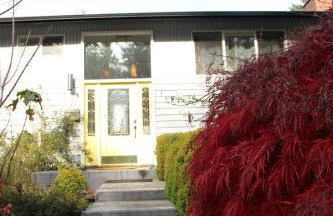 Bright 3 bedroom home with full kitchen, fenced backyard, sports court and free parking - Foto 26