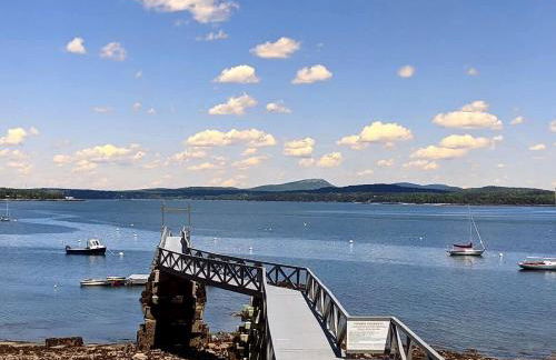 Charming Dog-Friendly Beach House with Fire Pit & Jetted Tub Near Carters Beach in Hancock, Maine - Foto 15