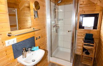 5 Sterne Ferienhaus Tommy mit Kamin, Seeblick und großer Terrasse - Foto 13