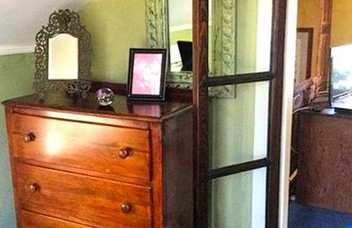 Luxurious Riverfront Cottage with a Hot Tub and a Fireplace near the Twin Lakes, Connecticut - Foto 11