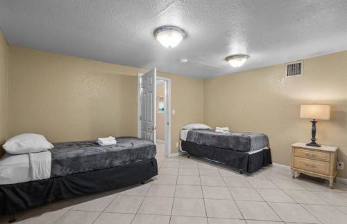 Sleeps 12 - House Guest Apt - Plenty of parking - Foto 28