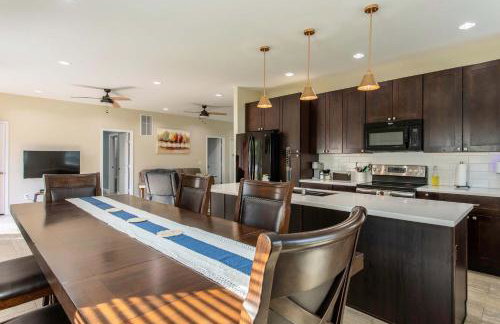 3BR House By Lake with BBQ Fire Pit & EV Charger - Foto 12