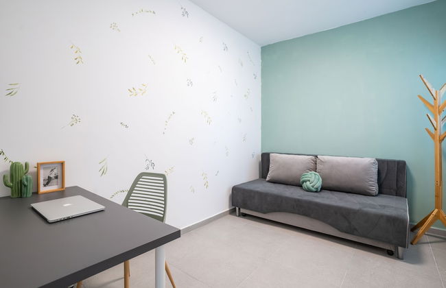 Stylish Seaside Escape with Balcony by Sea N' Rent - Foto 22