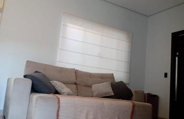 Quarto com ar e banheiro estacionamento e Wi-Fi - Foto 8