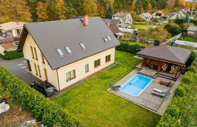 Luxurious Amber Villa With Private Pool and Garden Views - Photo 40