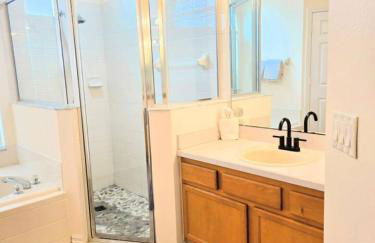 Joyful and Bright 4 Bedroom 3 Bathroom Pool Home - Foto 49