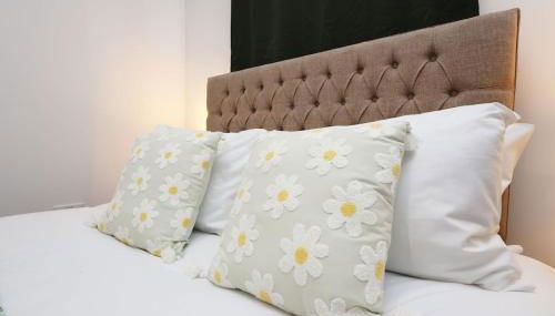 Modern 3 Bed - M4 ACCESS - Wi-Fi - Photo 4