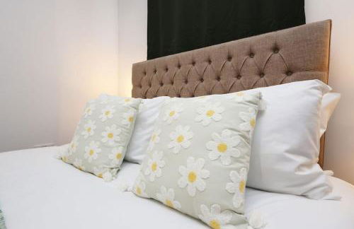 Modern 3 Bed - M4 ACCESS - Wi-Fi - Photo 4