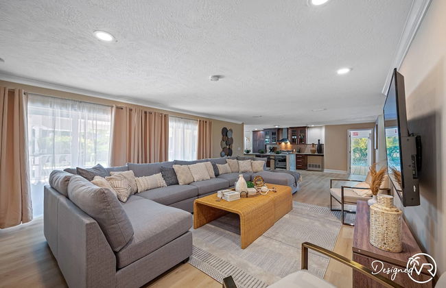 8BR Villa with Heated Pool Near Beach - Foto 43