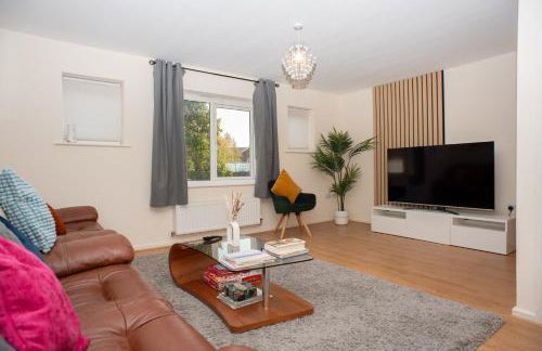 Cosy townhouse, new build, 5 bedrooms, Sleeps 8, Free Parking - Foto 2
