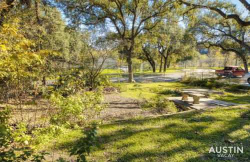 2 Miles to DT Updated Pet-Friendly Home for Four - Foto 22