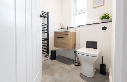 Spacious Modern 2BR - Parking - Workspace Area, Ideal for Contractors & Long Stays - NordStay - Foto 16