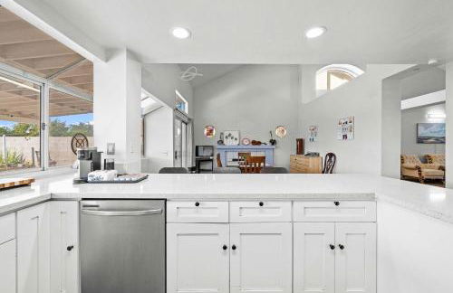 Stylish Home w Full Kitchen Garage Backyard - Foto 8