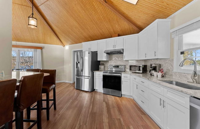 Pleasant Cove Waterfront Getaway With Fire Pit, Deck, and Lake Views - Foto 18