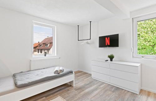 Moderne Monteurwohnungen in Nürtingen Zentrum Kitchen, Wifi, Smart TV - Photo 5