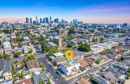 Experience Luxury 4BR Townhouse Sleeps 8 with Parking - Foto 42