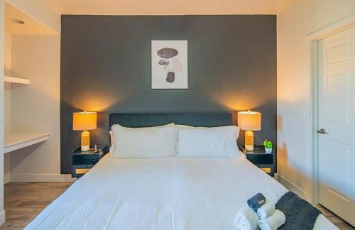 Elegant 1BD King Bed, Pool, Hot Tub, Gym, Parking - Photo 25