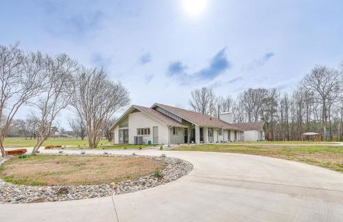 Peaceful Longview Home with Pond, 6 Mi to Downtown! - Foto 37