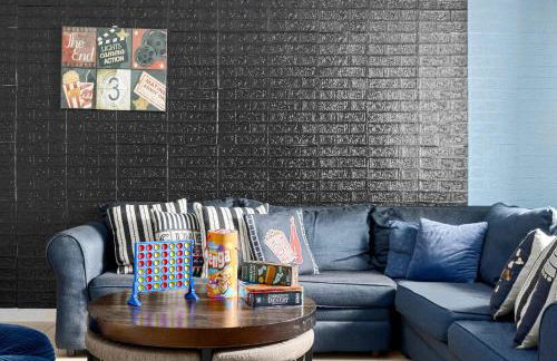 Newark Gem Ruby 3BR, 3BA - Sleeps 14 - Walk to Prudential Center and Newark Penn Station, Near EWR and American Dream Mall, includes Parking - WiFi - Laundry - Backyard - Gym - Foto 21