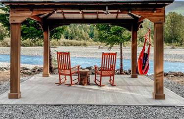 The River House- Riverfront Cabin-hot tub, gazebo! - Photo 7